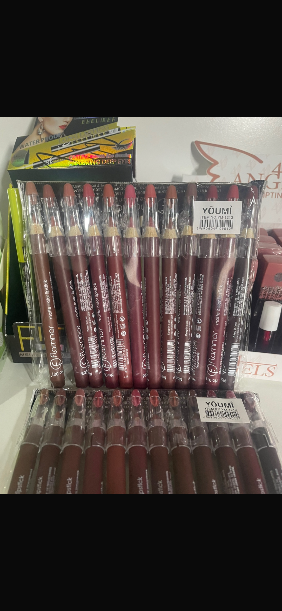 Delineador de labios marrones con sacapuntas